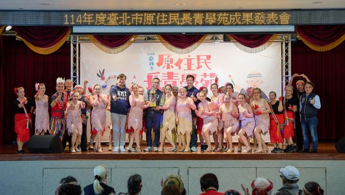 本年度參與阿公阿嬤活力SHOW全國競賽銀牌獎合影