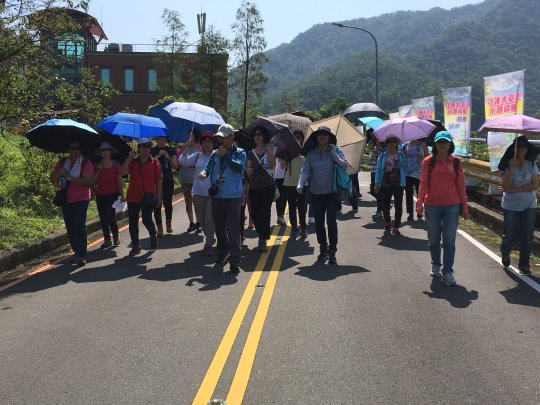 8月5日活動照片:本局導覽老師帶領活動民眾走讀翡翠