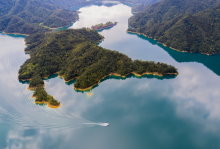 巡邏艇航行鱷魚島的空拍圖