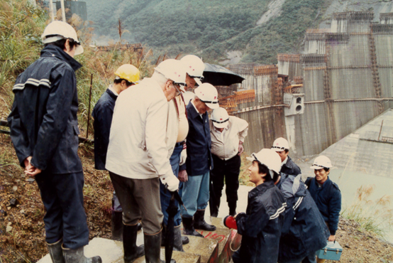 歷史照片:國際諮詢顧問指導翡翠水庫施工(73年12月5日照片)
