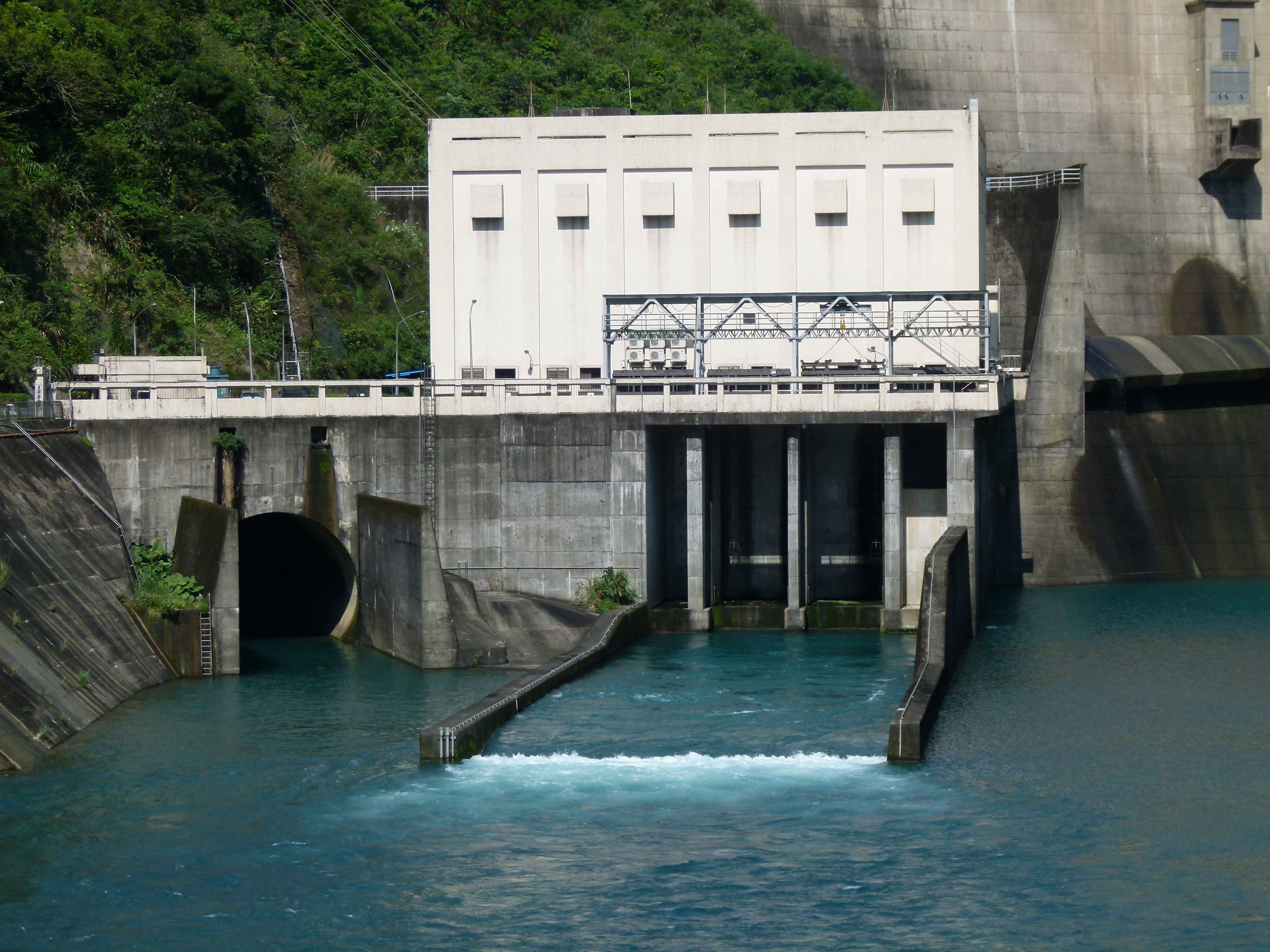 翡翠水庫「排洪隧道」(左)、翡翠電廠放水槽(右)閘門測試