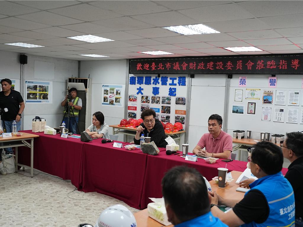 台北市議會財建委員會今（7）日前往翡翠水庫了解用水狀況，同時也視察台北自來水事業處的「翡翠原水管工程」進度。（黃敬文攝） 