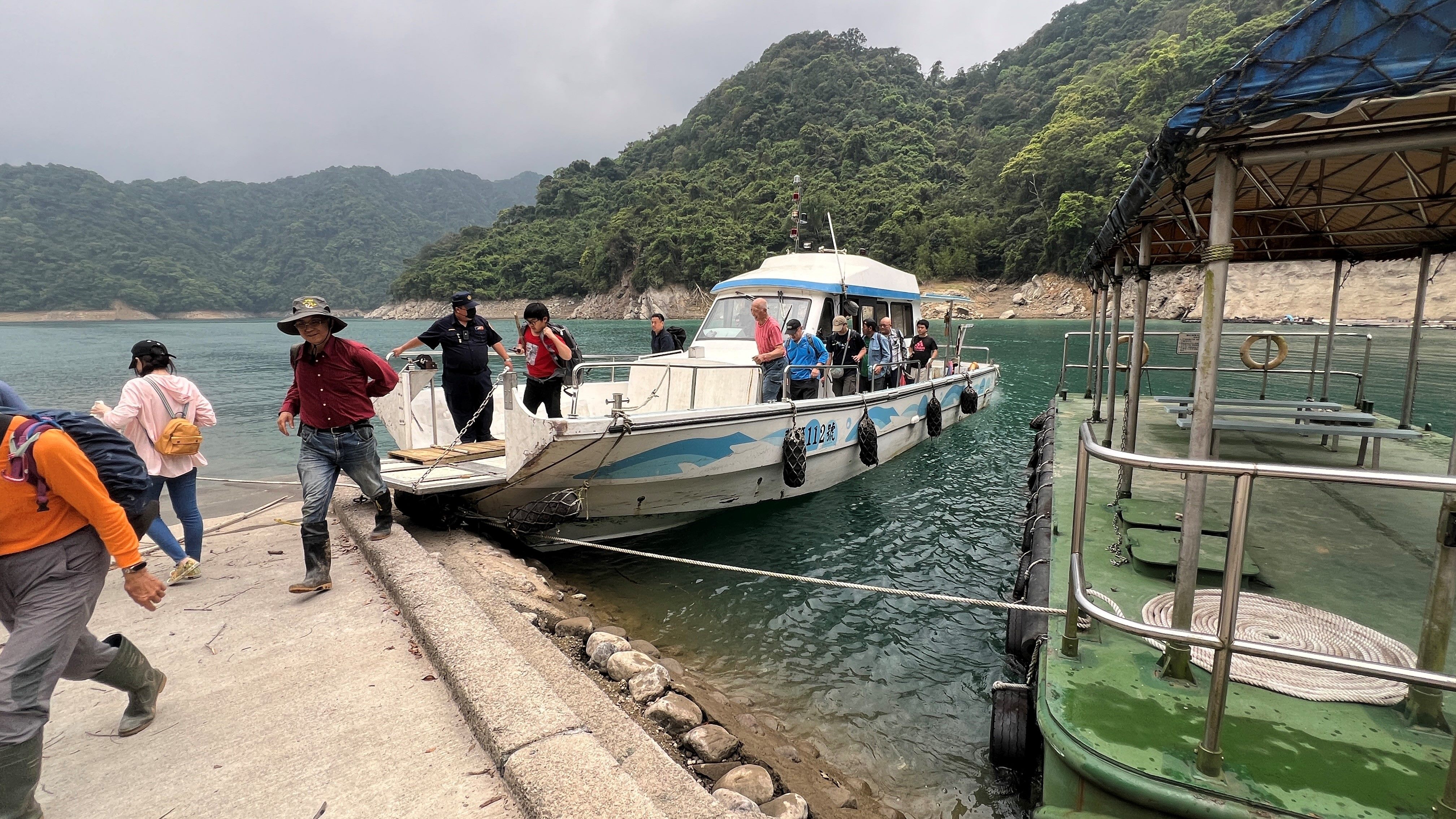 北市翡管局預定在3日、4日2天清明連假，於翡翠水庫水域開闢2條航道，提供「掃墓專船」交通接駁。
