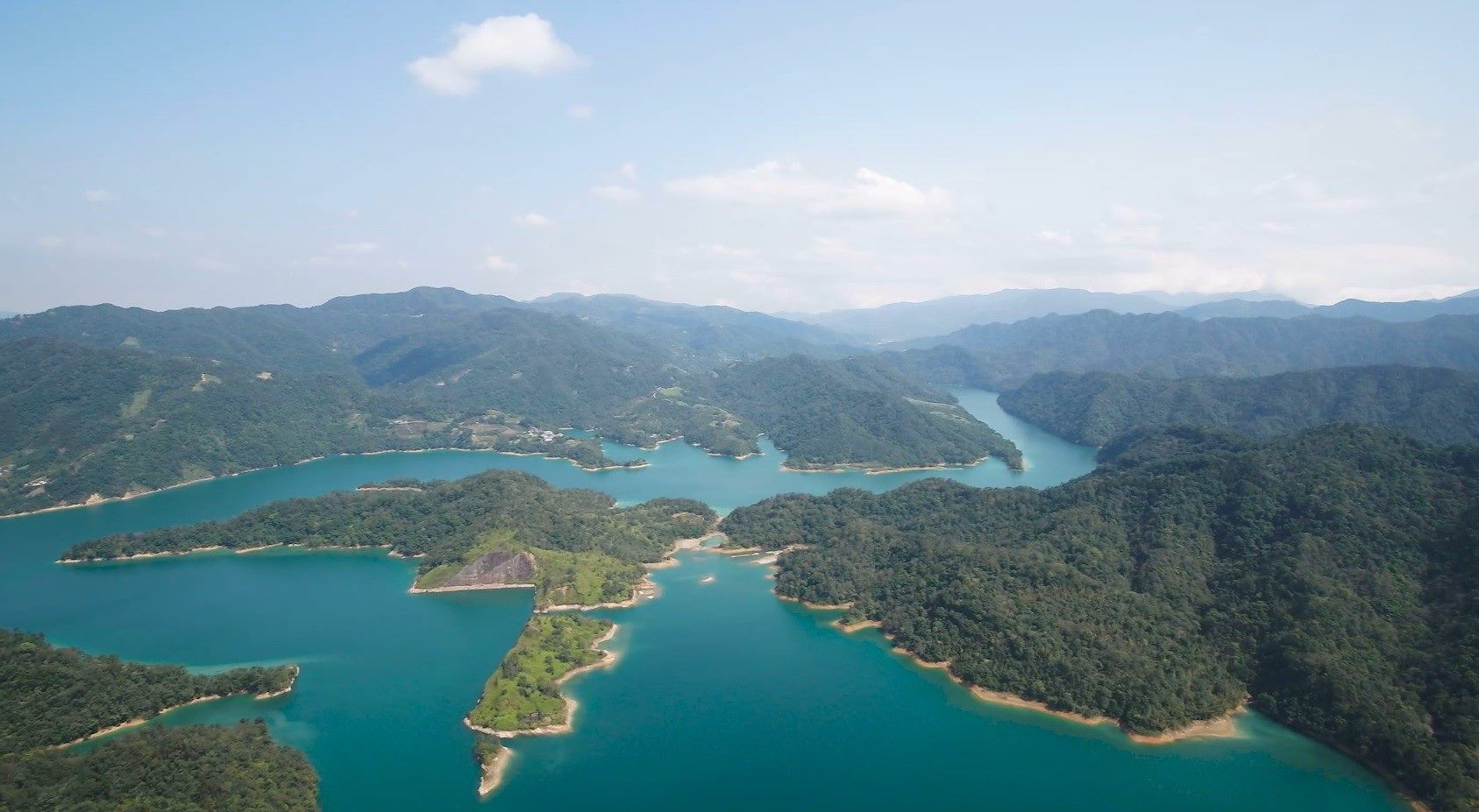 新北石碇山區既存墓地，因水庫蓄水阻隔，沒有道路可通達，臺北市政府翡管局清明連假提供掃墓專船接駁服務