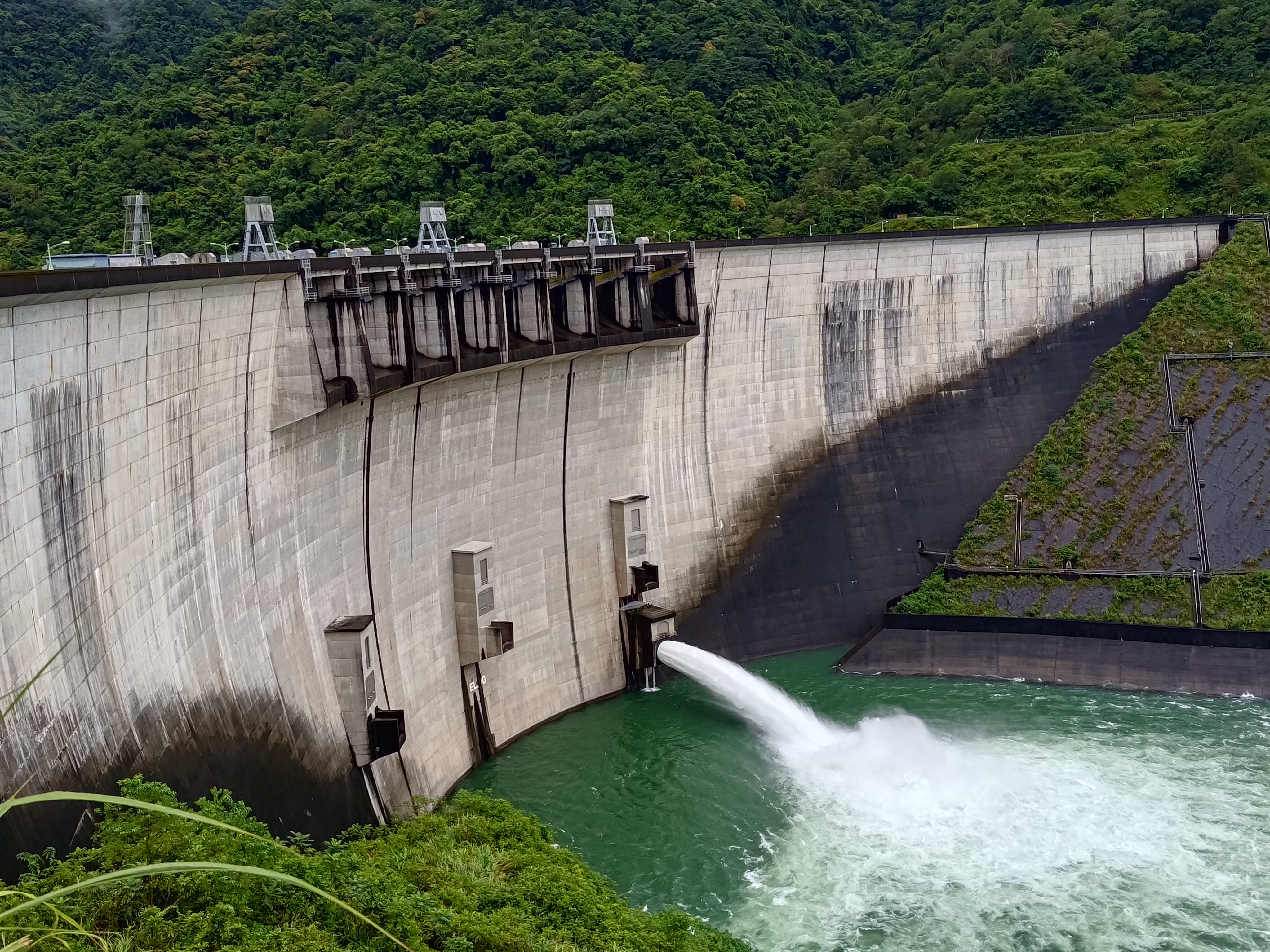北市翡翠水庫管理局測試「河道放水口」，操作正常。（北市翡管局提供／張珈瑄台北傳真）