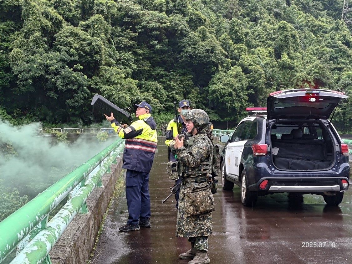 保安警力使用無人機干擾槍