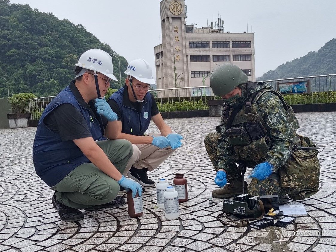 翡管局防護團水質採樣後交化兵群實施核生化檢測