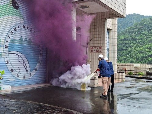 翡管局防護團消防班實施滅火
