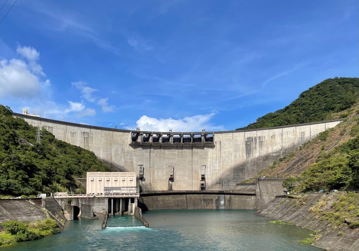 翡翠水庫管理局表示，以每度0.474公斤二氧化碳當量計算，今年翡翠水庫水力發電量2億度，相當減少9.5萬公噸二氧化碳排放。（圖由翡翠水庫管理局提供）