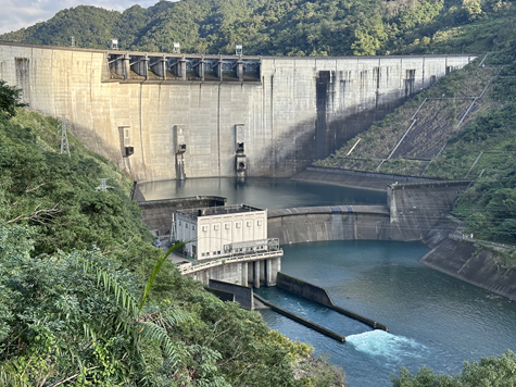 翡翠水力發電廠(裝置容量7萬瓩)每年發電量，可減少火力發電碳排量9.5萬噸，相當9,000公頃森林(370座大安森林公園)的吸碳量。(台北市政府翡翠水庫管理局提供)