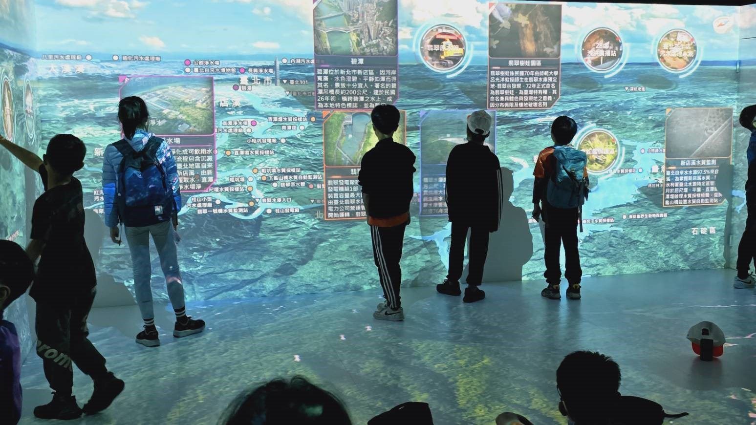 翡翠水庫智慧導覽系統VＲ虛擬實境觸控牆體驗