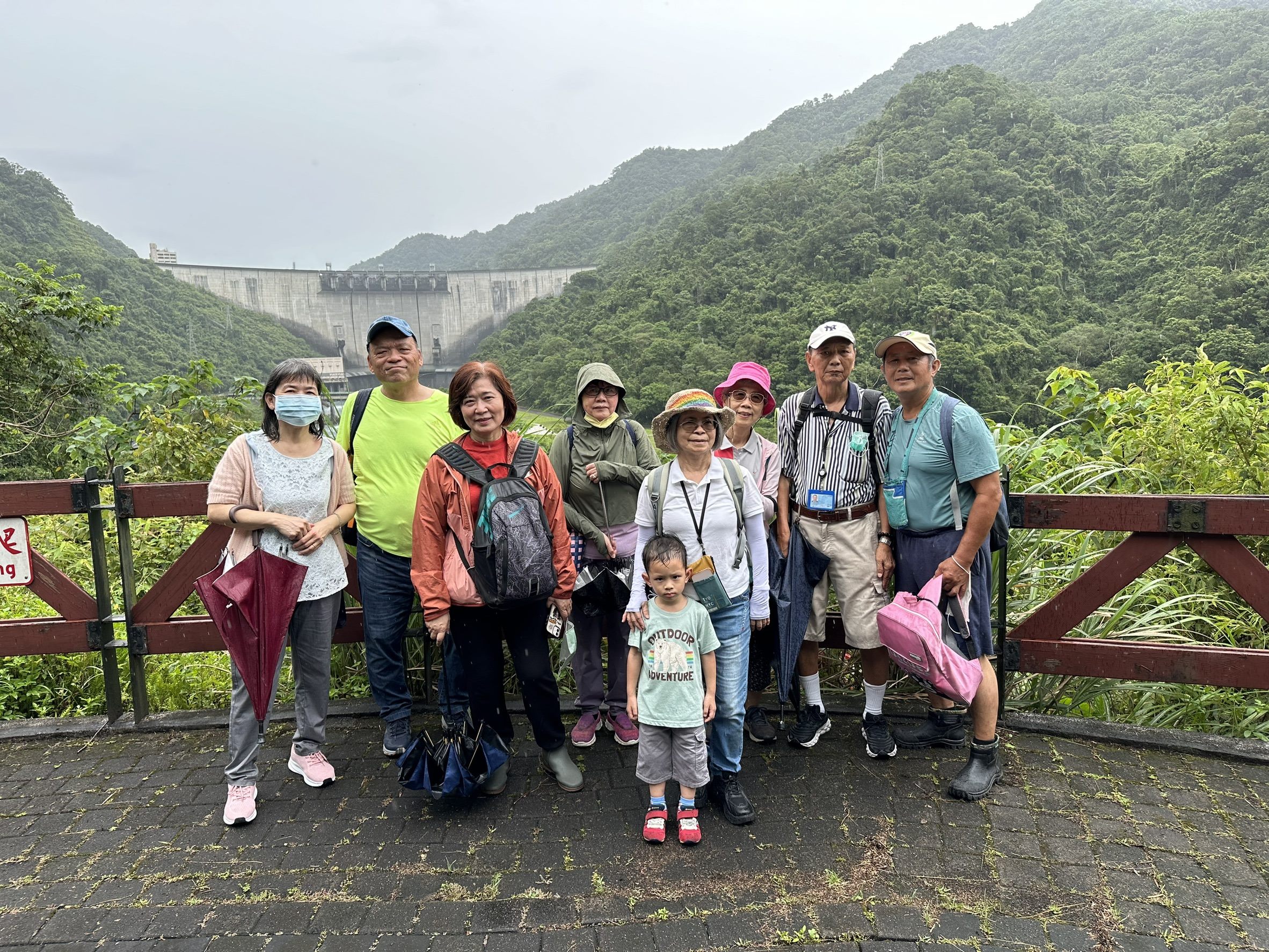 民眾與翡翠水庫合影留念