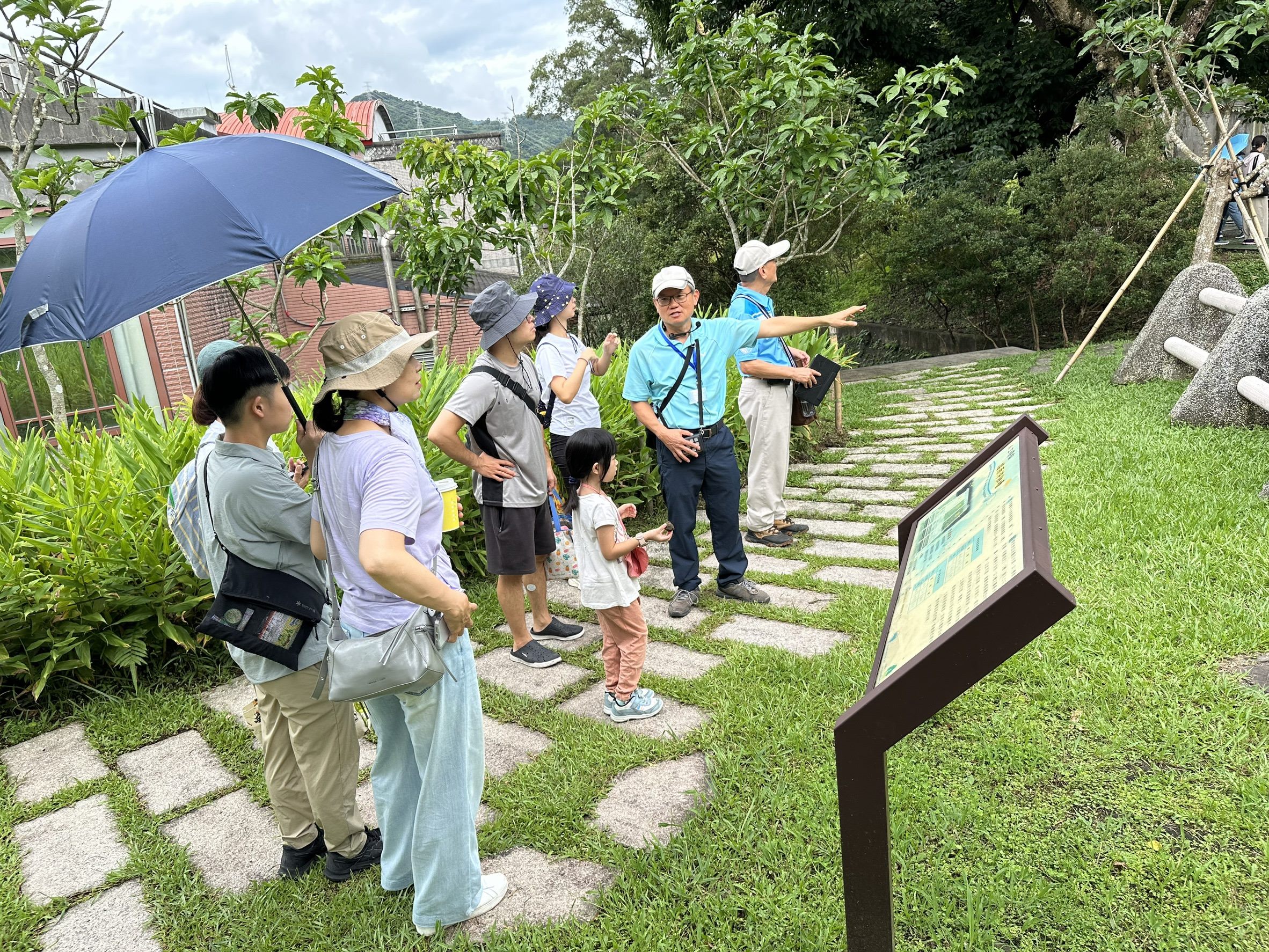 環教志工導覽解說山坡地人工模擬降雨沖蝕原理