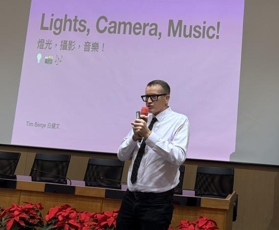 照片3 白健文老師分享從音樂劇看美國文化