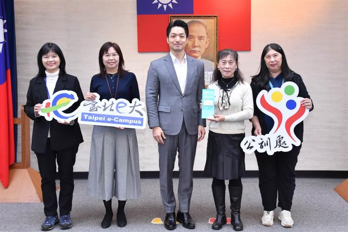 照片2 公訓處何處長率主管及同仁於市政會議向市長陳獻獎座