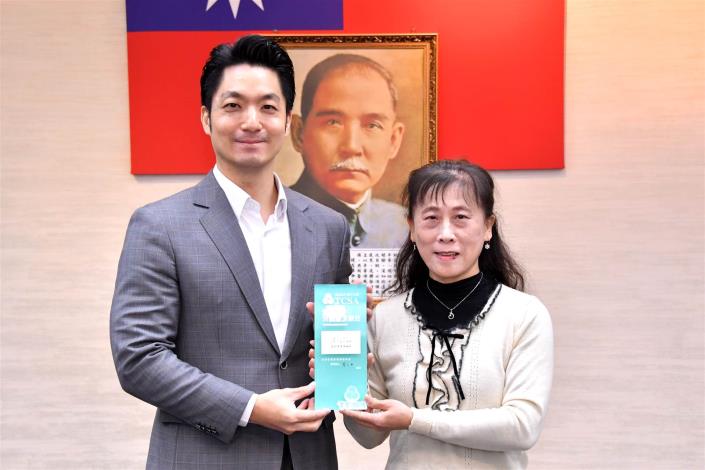 照片 1 公訓處何雅娟處長於市政會議向市長陳獻獎座