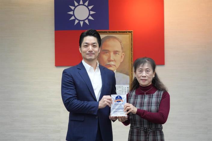 照片1 公訓處何雅娟處長於市政會議向蔣萬安市長陳獻獎座