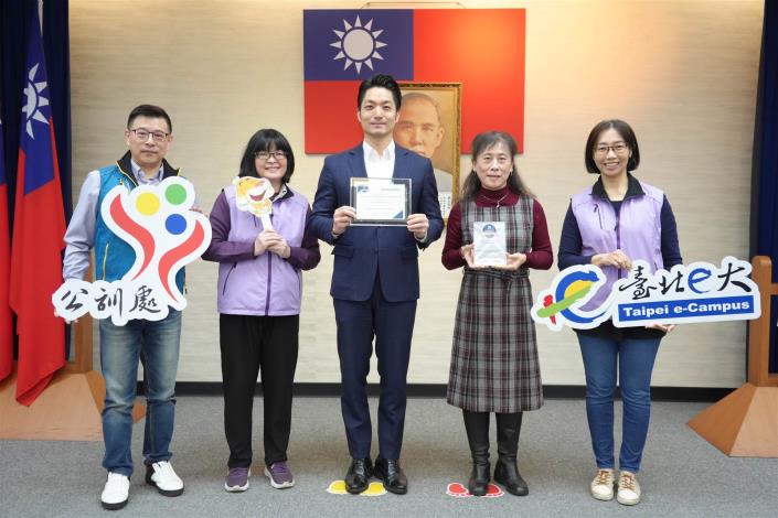 照片3 公訓處何雅娟處長率同仁於市政會議向蔣萬安市長陳獻獎座及證書