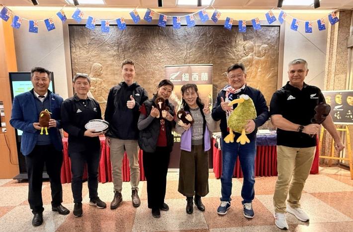 照片5 林哲宏執行長(右2)、何雅娟處長(右3)與講師們合影