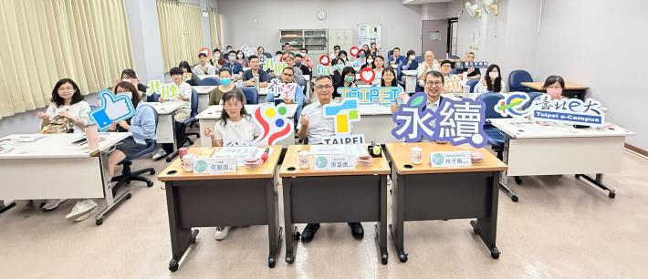 04-（左起）公訓處何雅娟處長、北市府張溫德副市長、行政院能源及減碳辦公室林子倫副執行長與學員合影