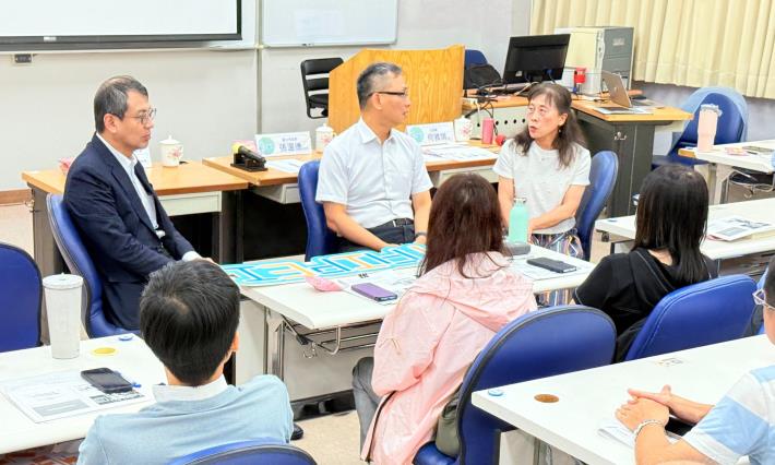 05-（左起）行政院能源及減碳辦公室林子倫副執行長、北市府張溫德副市長及公訓處何雅娟處長與學員對話