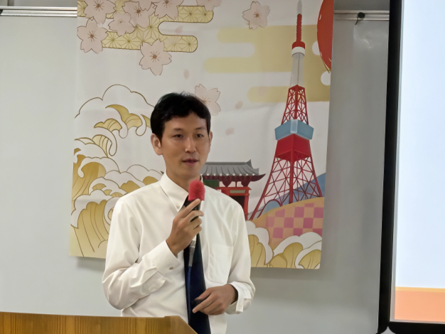 照片1_寺山學老師講授「日本政經發展分析」、「公務禮節與簡單實用日語」
