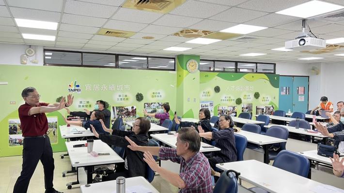 照片7 簡文仁理事長分享三ㄌㄧㄥˊ的健康（樂齡‧淨零‧心靈）