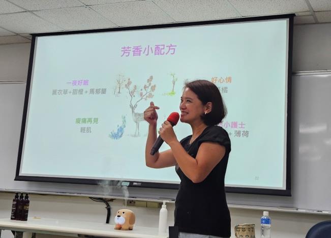 照片9 崔儀珮總監帶領學員體驗植物精油的舒壓療效