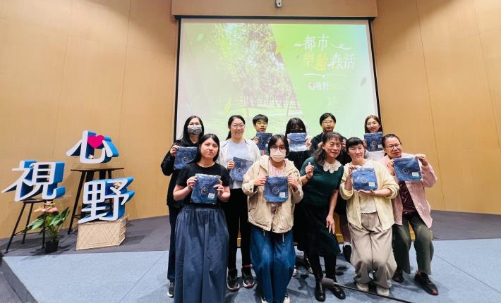 06_何處長與學員合照