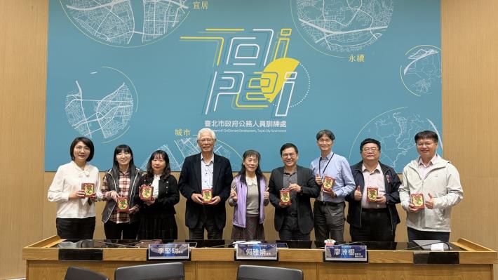 03-公訓處何雅娟處長（中）與成果發表會講座及發表人合影