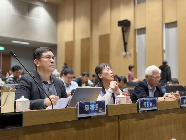 05-國立空中大學廖洲棚副教授(左1)、公訓處何雅娟處長（中）、國立臺北大學李堅明教授(