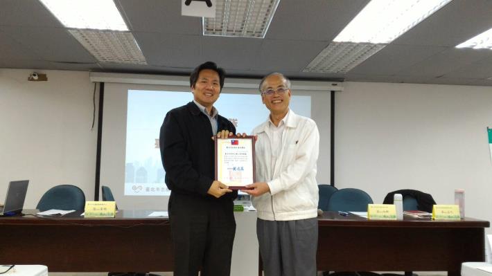 The DCSD Chief Secretary Mr. Eric Kai-Wu Chen on behave of the Department to receive award.