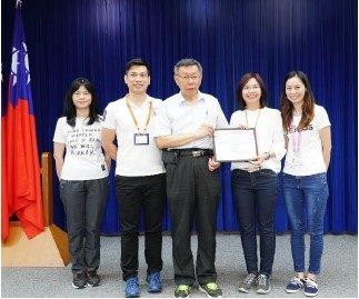 The Acting Director of DCSD, LIN FANG-JU with a supervisor and colleagues respectfully presenting the medal to the Mayor/ Photo taken on 9.7.2019