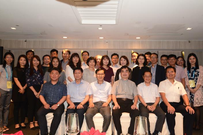Group photo of Deputy Mayor Chia-ji Teng and the Gyeonggi Province trainees