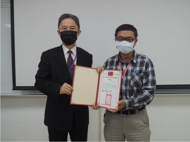 Commissioner Tom Chou presenting a letter of appointment to the new 2021 Team Vice-Captain, Mr. Guo-Jin Yin