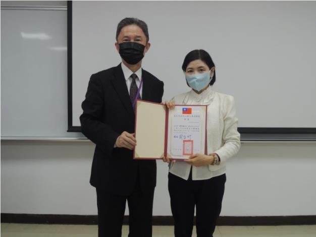 Commissioner Tom Chou presenting a letter of appointment to the new 2021 Team Captain, Ms. Shiu-Yuan Tsai