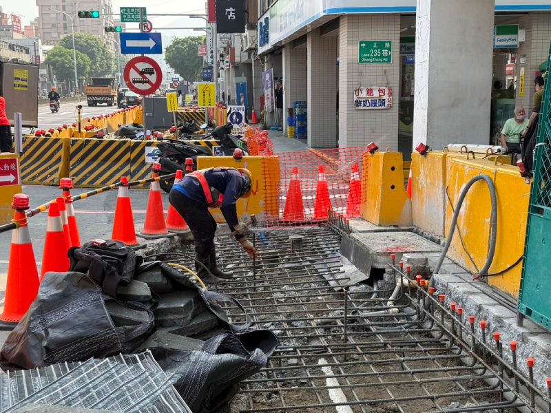Y26站 人行道鋼筋綁紮作業
