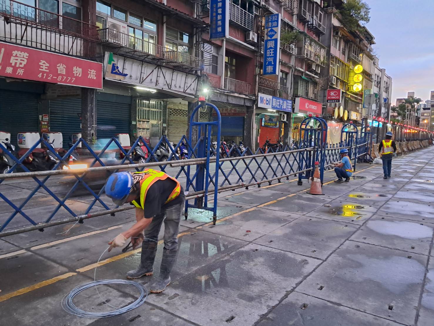 現場各拉門陸續加固中