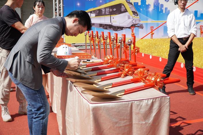 蔣萬安市長於金鏟簽名