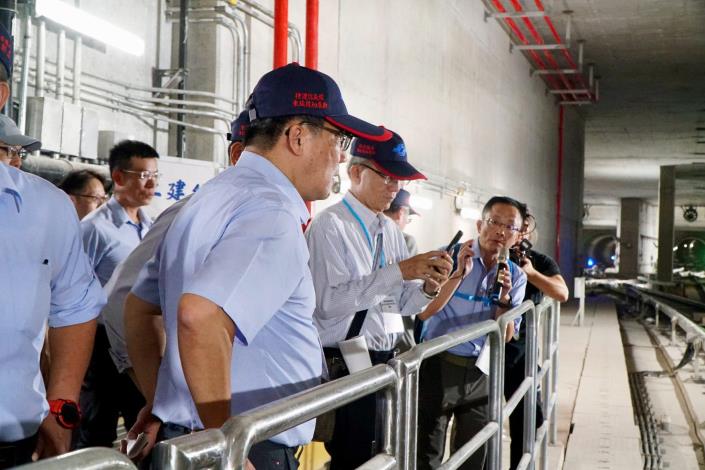 信義線東延段土建組委員檢視軌道設施