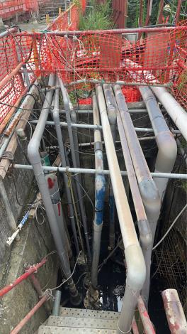 捷運工區側溝集水井，安裝沉水式抽水機