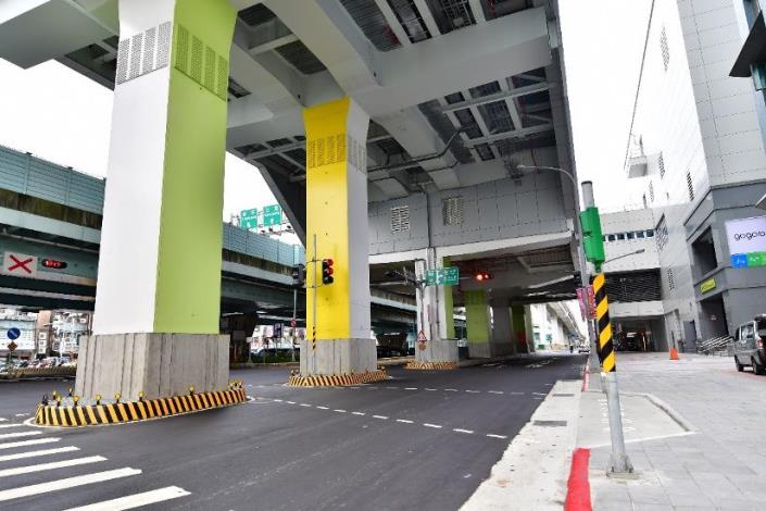 新埔民生站的主題色是綠色, 每站第2根柱子是黃色