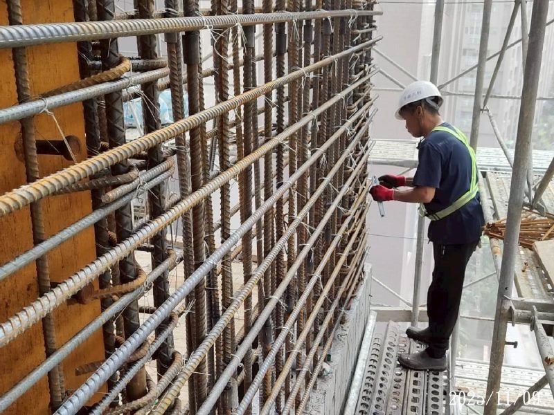 6樓結構柱牆鋼筋綁紮 6樓結構柱牆鋼筋綁紮