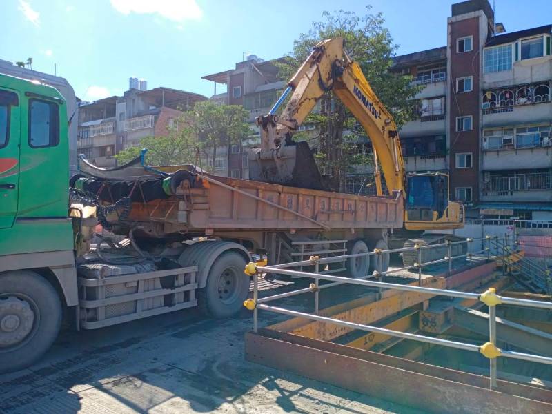 土方開挖施作(第二層) 土方開挖施作(第二層)