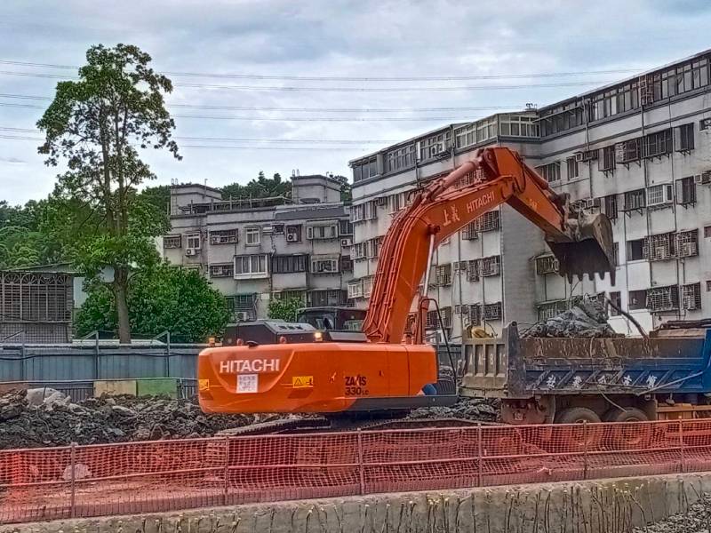 土方開挖施作(第二層) 土方開挖施作(第二層)