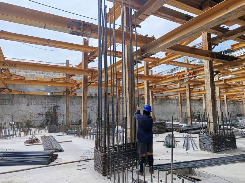 B2F柱鋼筋綁紮 B2F柱鋼筋綁紮