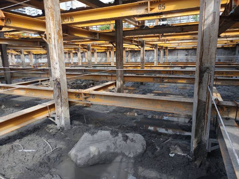 土方開挖施作(第三層) 土方開挖施作(第三層)