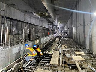 R03軌道層電纜溝槽角鐵作業