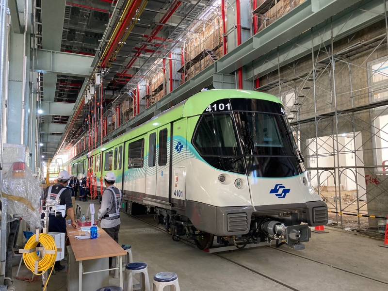 萬大線首列車進場