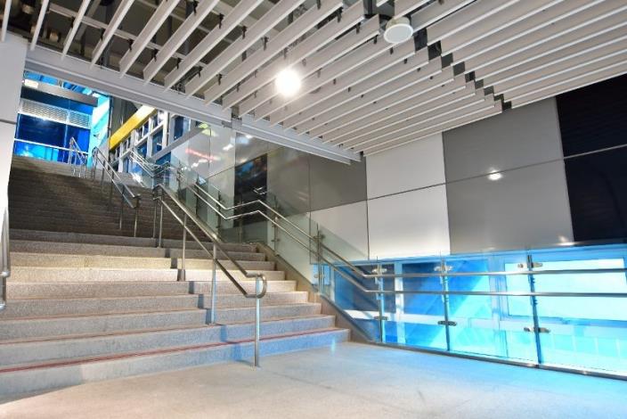 Grey is the theme color of New Taipei Industrial Park Station and applied on the staircase.